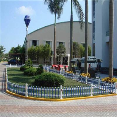 周口工廠現(xiàn)貨批發(fā) 新農(nóng)村綠化帶首選，綠白色塑鋼/PVC護(hù)欄詳解